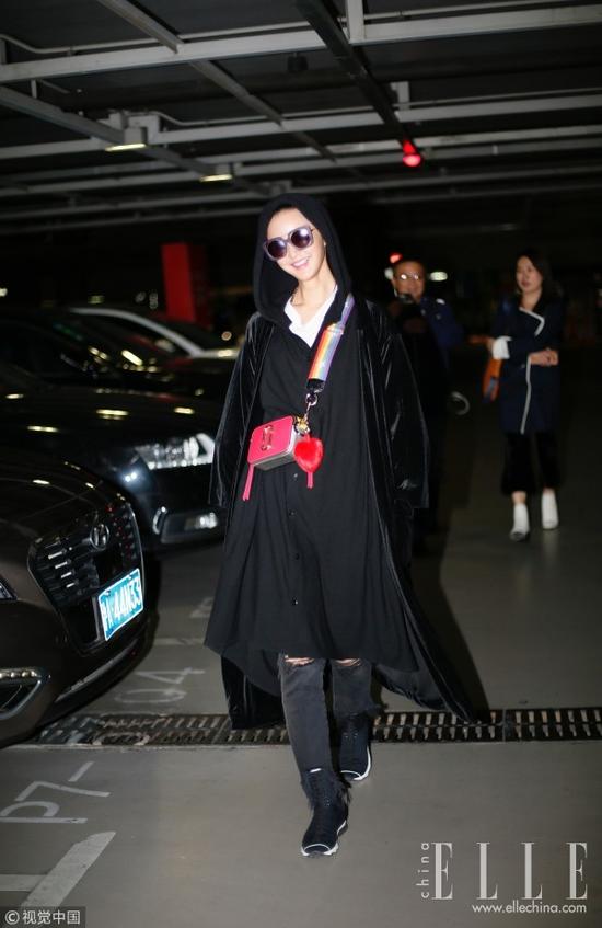 10月20日，张歆艺也以一身黑袍现身机场，前往陕西红丝带学校做公益。一向直爽大气的“二姐”在温暖兜帽下更是随性自在。