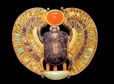 坦卡蒙墓葬中出土的圣甲虫饰品护身符
