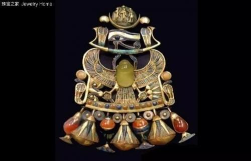 圣甲虫形珠宝饰物在埃及法老图坦卡蒙的陪葬品中发现，随后被盗出，“法老的诅咒”也随之降临。