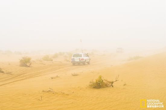 旅行者的越野车驶向浓雾，慢慢消失在远方。