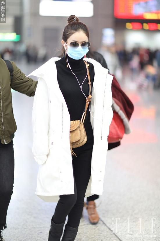 赵丽颖杨紫娇小星人也许更青睐短款羽绒服,提升腰线,视觉上拉伸腿长.