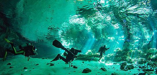 潜水是坎昆很流行的旅游内容之一