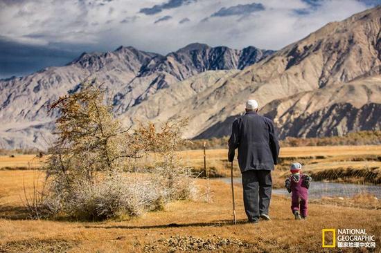  塔什库尔干县，85%都是塔吉克族，他们长期居住在帕米尔高原，被称为“太阳部落”、“鹰的民族”。
