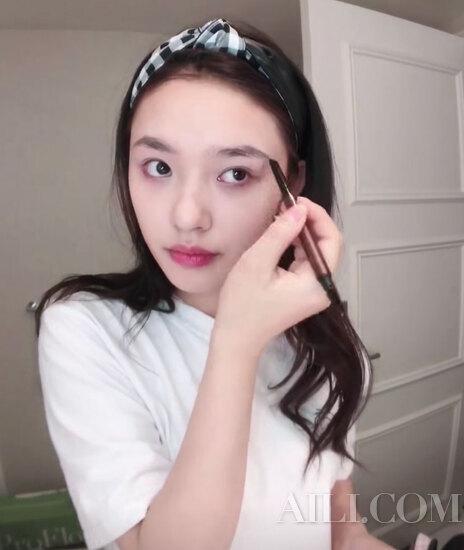 林允最爱的野生眉高级显脸小全靠一支眉笔就搞定 林允 眉笔 彩妆 新浪时尚 新浪网 林允最爱的野生眉高级显脸小全靠一支眉笔就搞定 林允 眉笔 彩妆 新浪时尚 新浪网