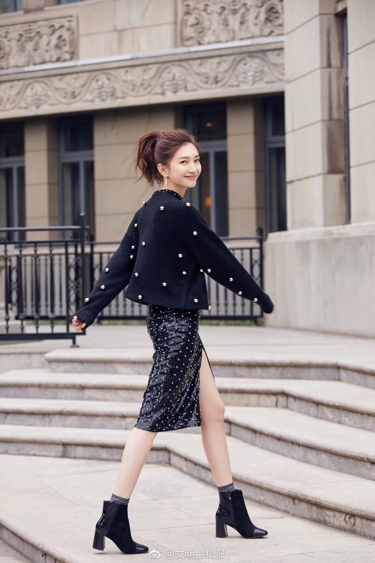江疏影身着Alice & Olivia
