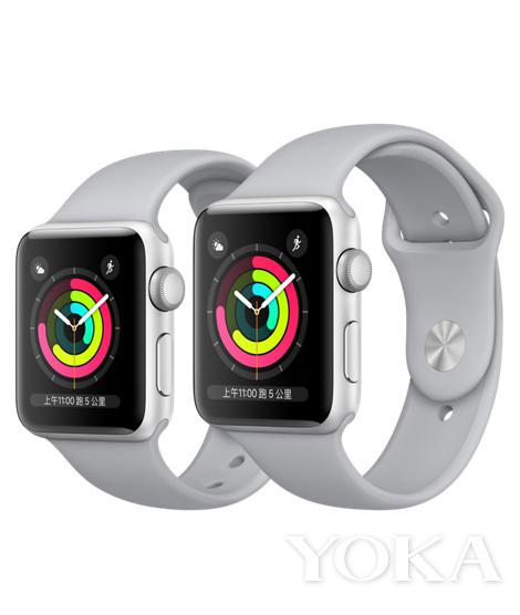 Apple Watch银色铝金属表壳搭配云雾灰色运动型表带 2565元 图片来自品牌