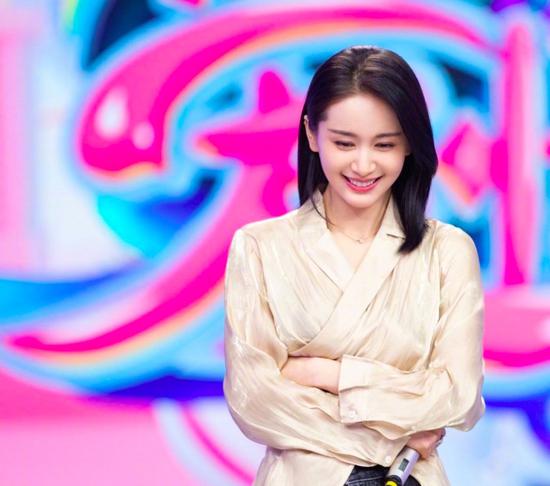 留起长发的王子文？差点认不出来你