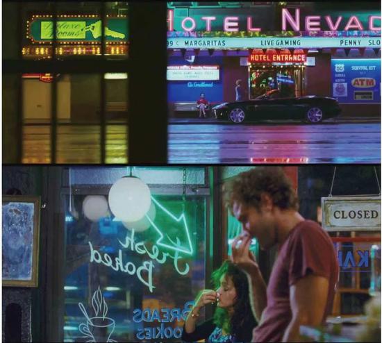 王导的电影中特别喜欢用霓虹灯渲染一个空间的氛围，电影《蓝莓之夜》中室内和室外都用到了霓虹灯