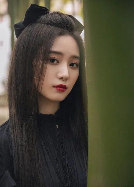 戴上蝴蝶结的虞书欣 可不就是在逃公主本人呢