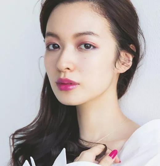 苍井优少女颜不减当年画好野生眉你也可以灵动满分