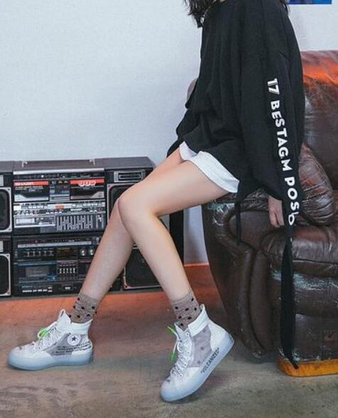 我们曾经知道的时髦穿法是,着九分或者更短的裤子,裸露脚踝穿鞋