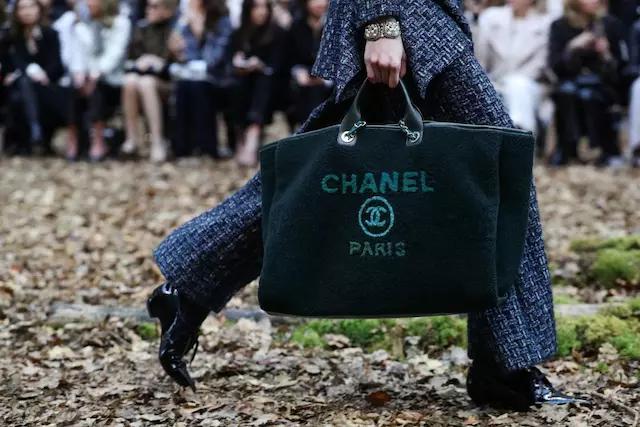 在奢侈品手袋类别中，消费者对 Chanel 的购买意向最高