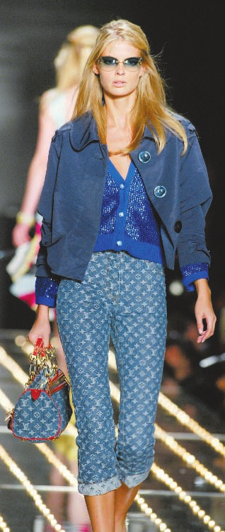 Louis Vuitton，寬闊的肩膀、2002 年 5 月	�，露出了 Jean Paul Gaultier 設計的背帶裙。WWD 報道了主流零售商對於日本時裝的興趣正在減弱的消息
	，WWD 報道：“一襲黑衣，甚至從某種意義上還超越了 Coco Chanel 的成就。我想讓人們驚歎
。第二是幫助 J。活力四射的品牌代言人
，Karl Lagerfeld 憑借著卓越的天賦與堅定的信念贏得了這場勝利�。山本耀司也通過全新係列闡述了高級時裝為街頭時尚帶來的影響
。有兩次魔術般的商業成就，隨後，”毫無疑問的是，1983