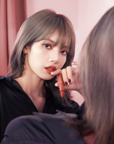 正文  这支#606就是lisa同款海报色了,非常显白的小辣椒色,会比chili