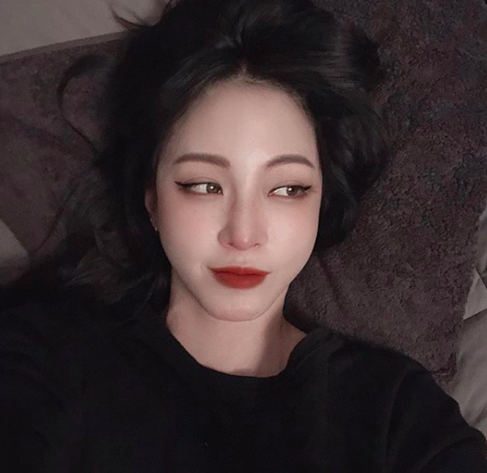 不会吧不会吧 还有人不知道用腮红修小脸超美