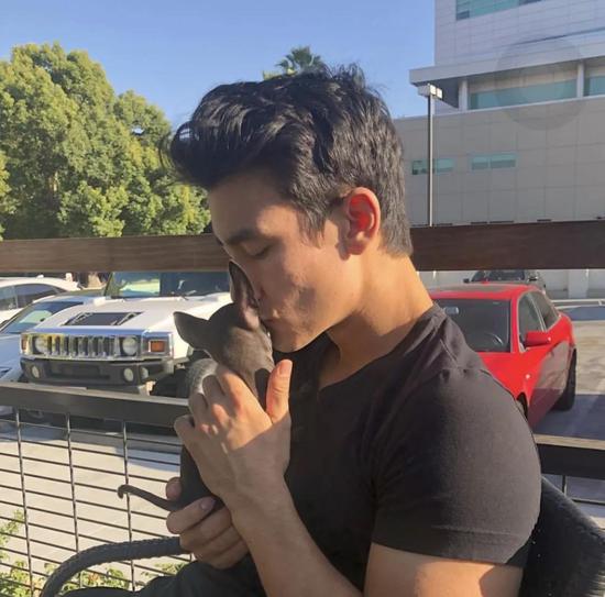 至于你们,希望可以在我和alex landi以及我们女儿的合照下点赞留言!