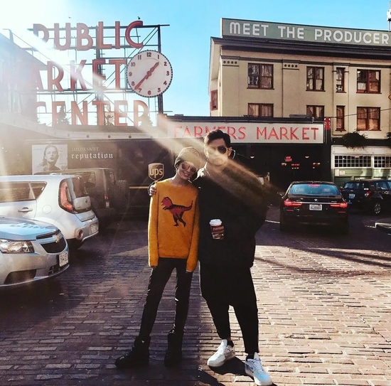 与昆凌的甜蜜合影，上脚 Off White™ x Nike Air Force 1 “the Ten”