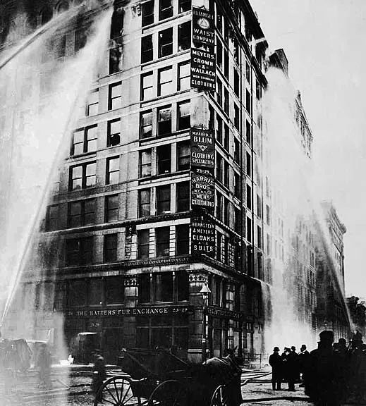  消防员正在扑灭纽约三角女式衬衣厂的大火