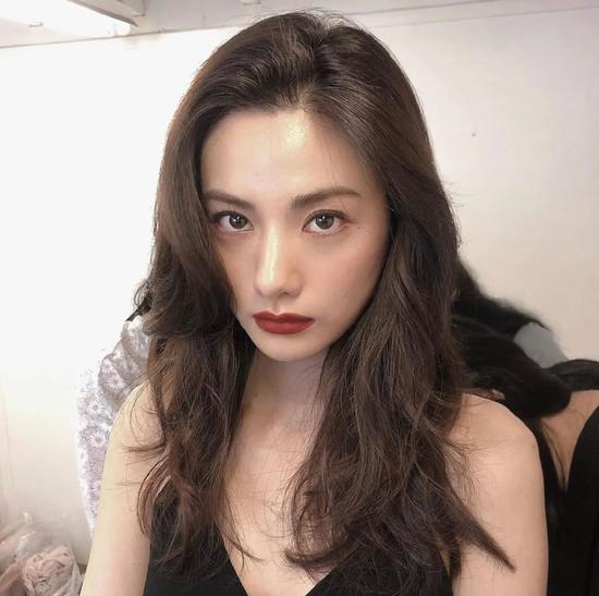 不会吧不会吧 还有人不知道用腮红修小脸超美