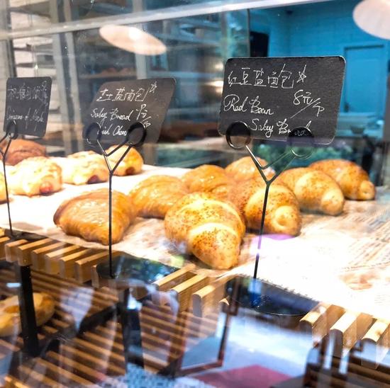 谷帖的盐面包也是全杭州数一数二的，酥软的黄油面团在内部膨胀，松软可口。