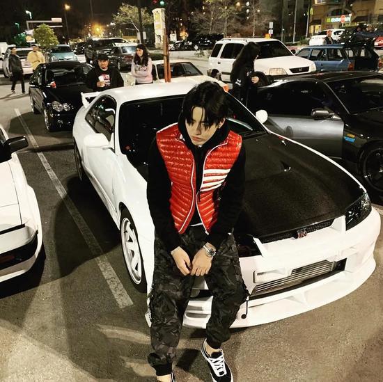 mazda rx-7 fd吴亦凡在《潮流合伙人》即将收官前,在东京驾驶了一辆