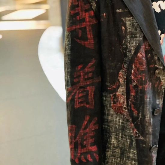 比如说这件“等着瞧”，完美契合哥的调性