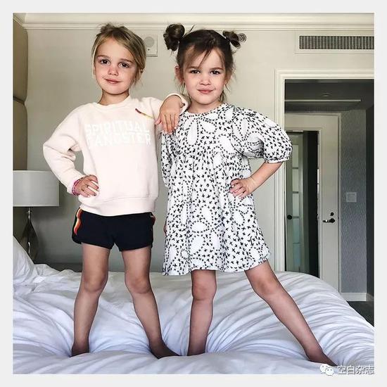 ins:@kcstauffer,stauffer 家族的双胞胎女儿 mila 和 emma
