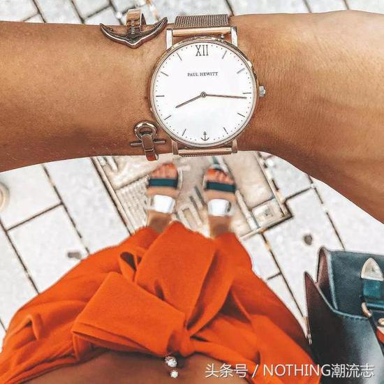 看到这里,你一定会有疑问,“上面的look中怎么都有表配手链的组合?”