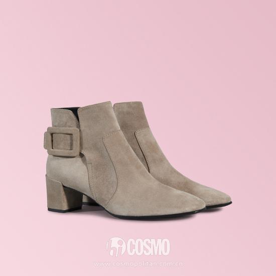 鞋履来自Roger Vivier 售价9800元