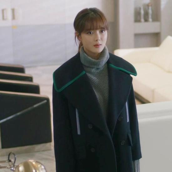 Yoojung Kim身着Johnny Hates Jazz大衣