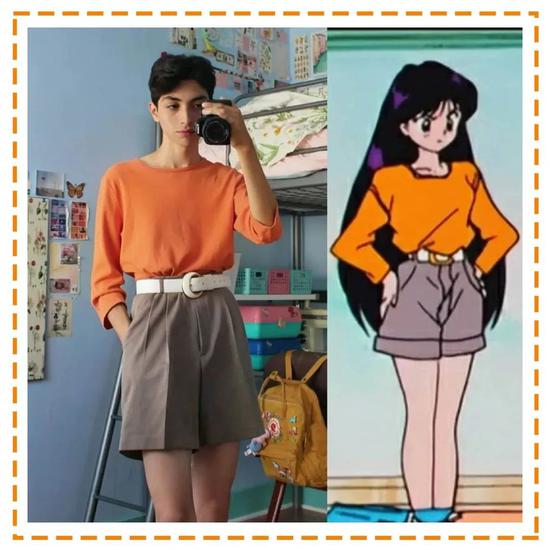 像火野丽另一套高腰百慕大短裤的穿搭,橘色的上衣,白色的腰带,青春又