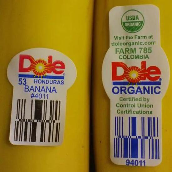 左边是正常种植的香蕉，右边是有机香蕉。图片来源：https：//organicslant.com/