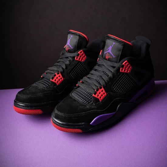 Drake x Air Jordan 4 Raptors（鞋舌上有红色签名）