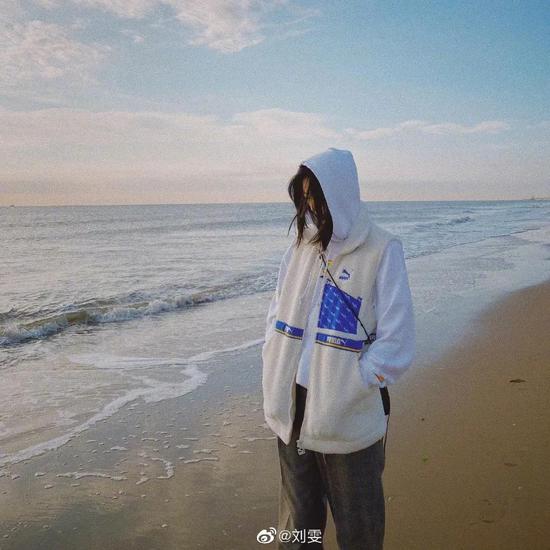 刘雯去海边玩,身上穿的就是puma的摇粒绒背心.