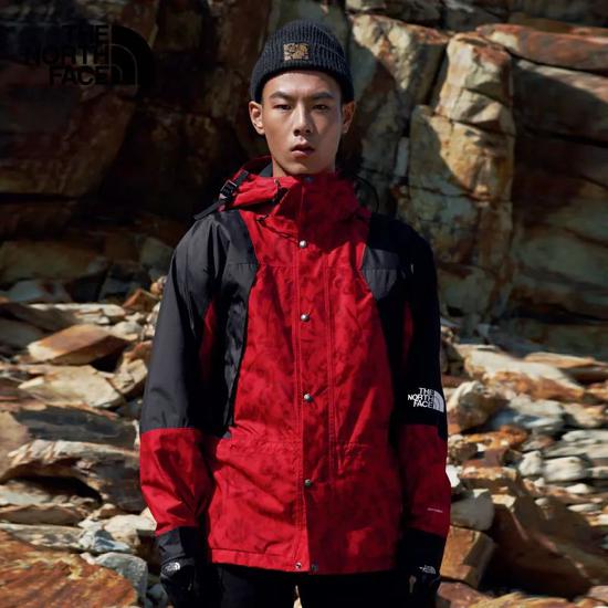 北面羽绒服已然征服这个冬天,牛年限定系列也乘胜追击,把招财金牛以