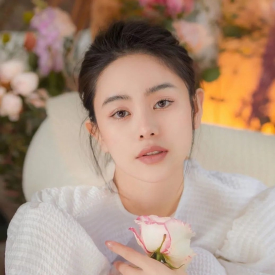 图源:微博@豆豆—babe比如图上同一个博主的两种风格,肤色迥异,但都是