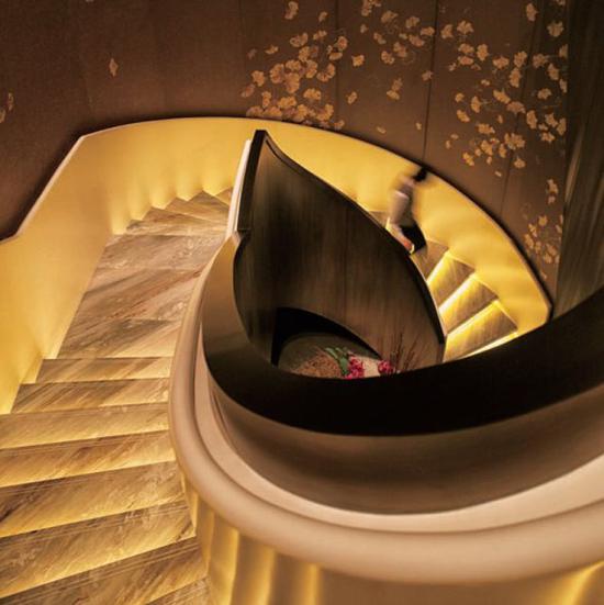 北美设计组合雅布设计的北京华尔道夫酒店包含他们善用的旋转楼梯元素。