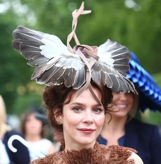 不能摘帽子禁止穿短裙看马术比见英国女王的规矩还多