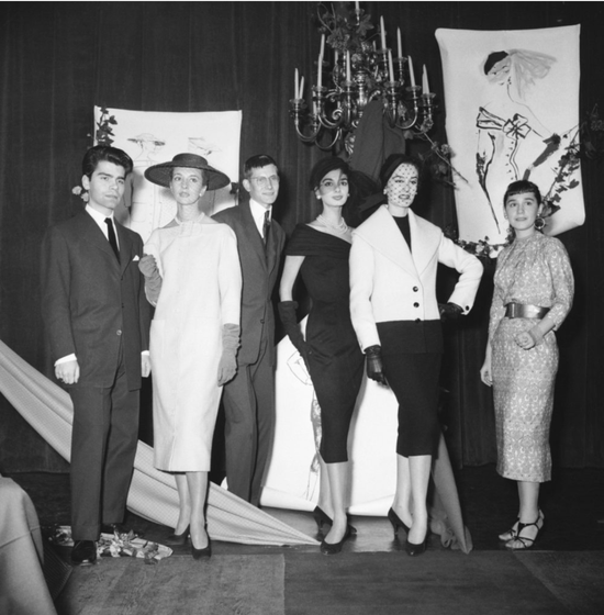 1954 年国际羊毛标志大奖决赛，左一为 Karl Lagerfeld， 左三为 Yves Saint Laurent