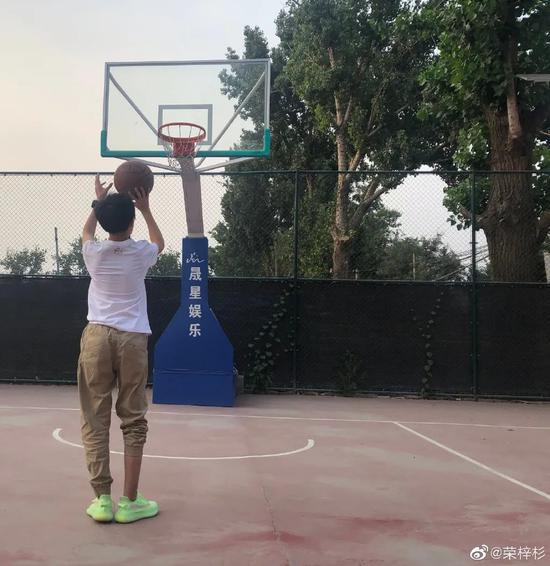 偶尔也会叛逆一下 穿穿 YEEZY 打球