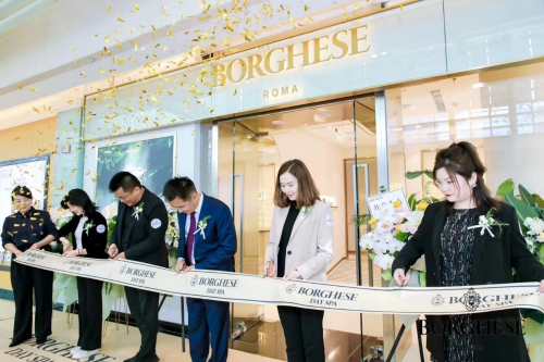 （北京金融街购物中心有限公司 总经理 携相关部门负责人与贝佳斯品牌负责人为贝佳斯SPA旗舰店开业剪彩）