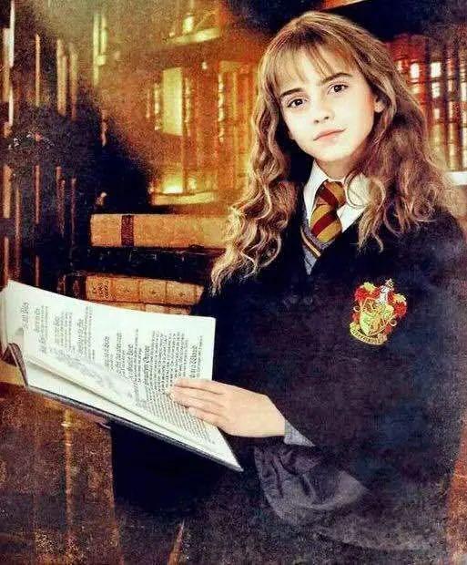 初恋"哈利波特"中赫敏的校服,o姐可是心仪很久了,小西服的搭配也是