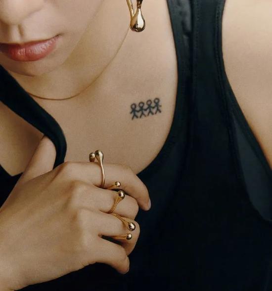 除了唱歌,amber还有一项技能,那就是"娱乐圈人脉王",好朋友遍天下