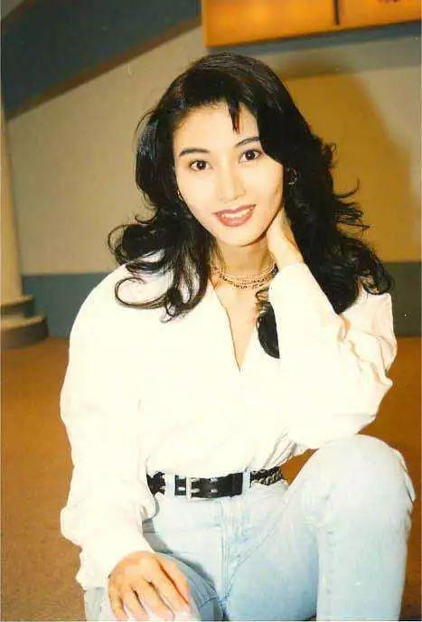 钟楚曦港风写真带你一秒穿越90年代