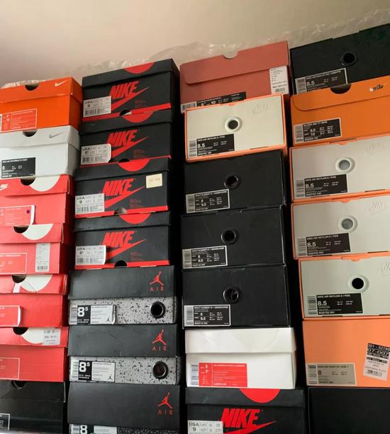 我大概平均一个星期就会买一双球鞋,鞋盒堆起来都已经成了一面鞋墙