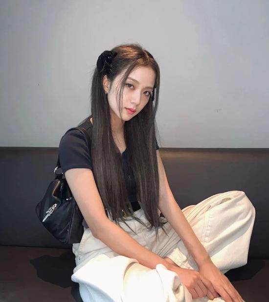 戴上蝴蝶结的虞书欣 可不就是在逃公主本人呢