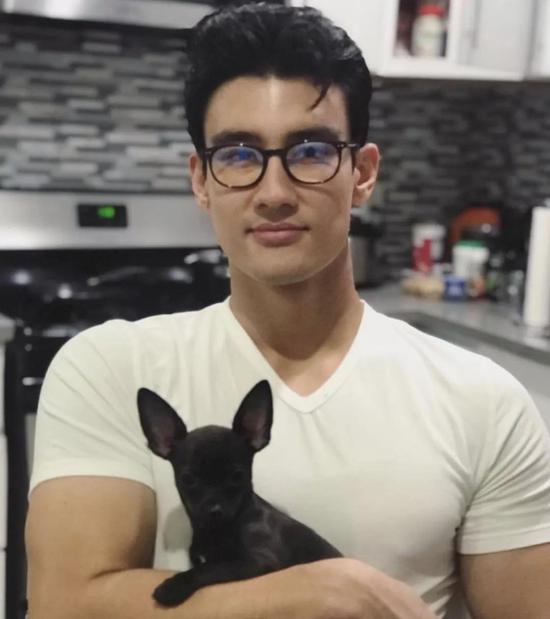 至于你们,希望可以在我和alex landi以及我们女儿的合照下点赞留言!