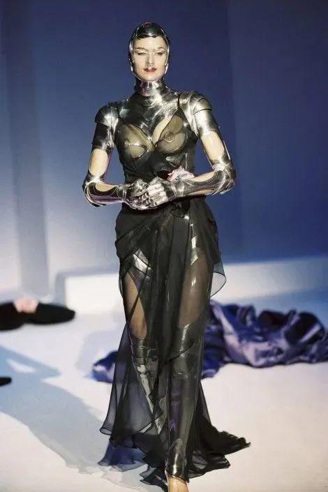 ▲Thierry Mugler 1995 秋冬高定系列中的机器女战士