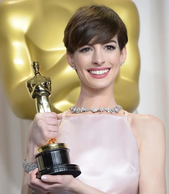  Anne Hathaway 佩戴 Tiffany 珠宝项链在 2013 年的奥斯卡颁奖礼获得最佳女配角