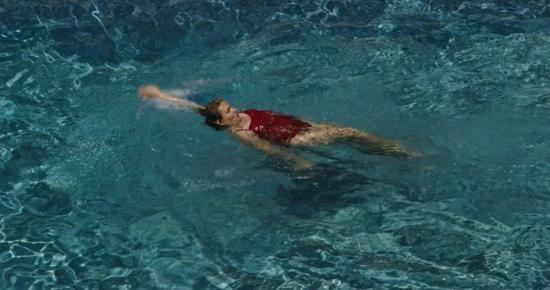 特蕾莎·特拉奥雷·达尔贝里大使夫人高清录像20′ ©图片由艺术家及SVT提供 由瑞典斯德哥尔摩的邦尼尔美术馆选送